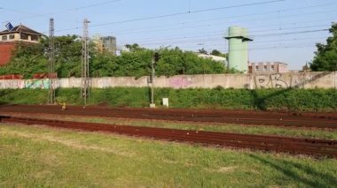 Kırmızı renkte yolcu taşımacılığı için yüksek hızlı tren