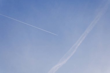 Gökyüzünde uçak izleri var.