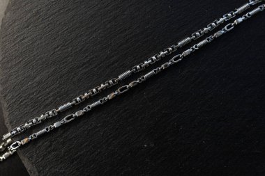 Sıra dışı şekilli gümüş zincir, mücevher fotoğrafçılığı.