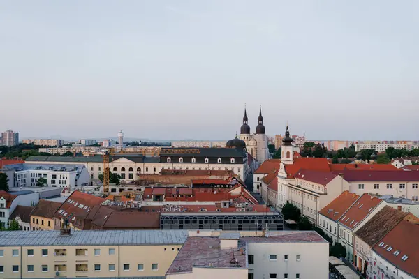Eski şehrin çatıları, gün batımında yukarıdan çekilen