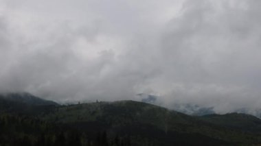 Sis dağlarda yoğun, yavaş çekim videoları var.