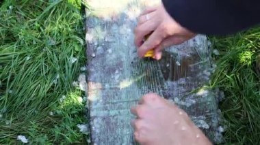 Bir adam kesme tahtasını temizler.