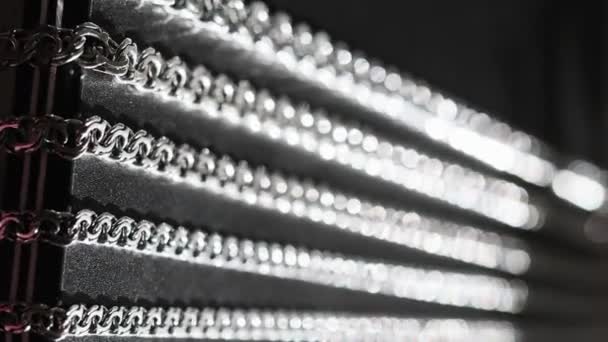 Farklı Boyutlarda Gümüş Zincirler Makro Fotoğrafçılık — Stok video