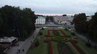 Çiçek tarhlı güzel bir park, İHA 'dan çekilmiş.