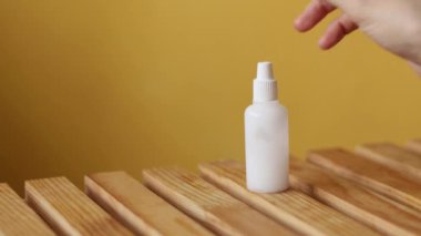 Kız masadan bir kavanoz krema alıyor.