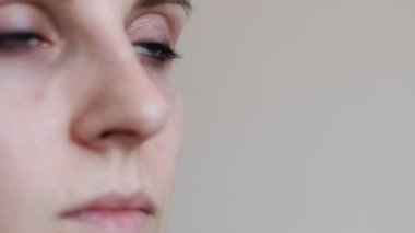 Güzel gözlü bir kız yukarı ve aşağı bakıyor, beyaz arkaplan