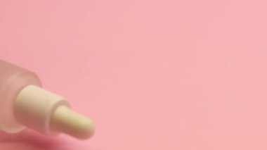 Pembe arka planda kozmetik kabarcıklar 