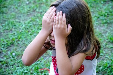 Yüzünde eli olan ve kötü muameleden depresyona giren çocuk..
