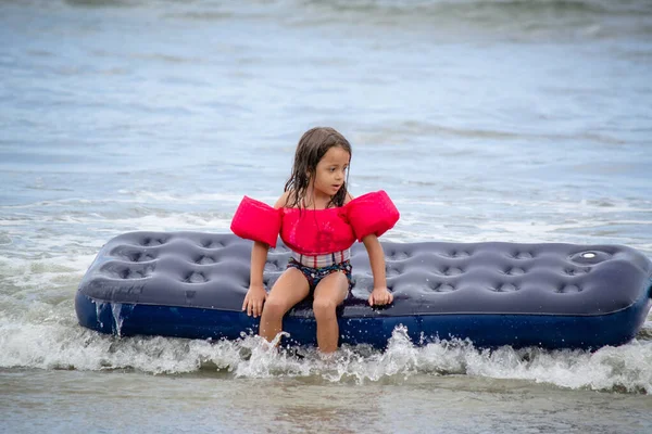Criança Brincando Praia Com Bóia Flutuante Nas Ondas Mar Azul — Fotografia de Stock