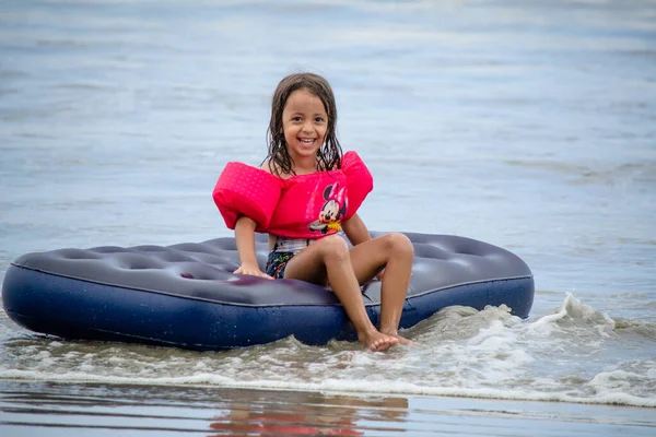 Criança Brincando Praia Com Bóia Flutuante Nas Ondas Mar Azul — Fotografia de Stock