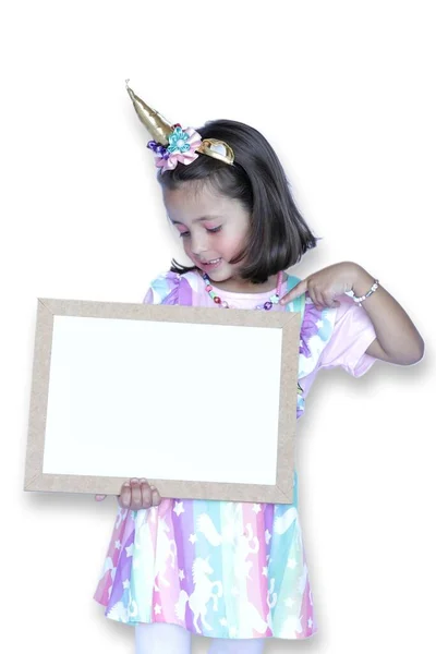 Criança Traje Unicórnio Segurando Placa Branca Fundo Branco — Fotografia de Stock