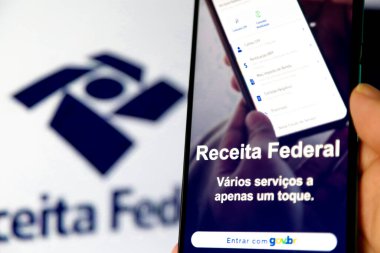 Brezilya 'nın vergi dairesi uygulaması arka planı bulanık bir cep telefonunun ekranında.