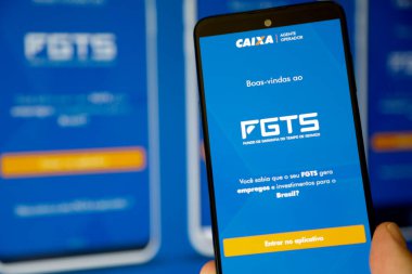 Bir cep telefonu ekranında mavi arkaplan ile Caixa fgts uygulaması.