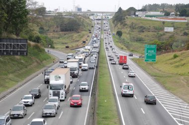 Başkan Dutra otoyolu araçlar ve kamyonlarla dolu..