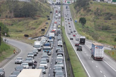 Başkan Dutra otoyolu araçlar ve kamyonlarla dolu..