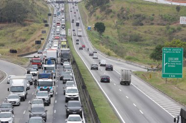 Başkan Dutra otoyolu araçlar ve kamyonlarla dolu..