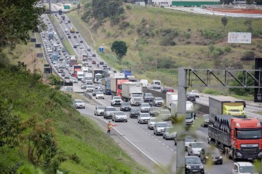 Başkan Dutra otoyolu araçlar ve kamyonlarla dolu..