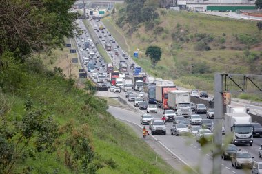 Başkan Dutra otoyolu araçlar ve kamyonlarla dolu..