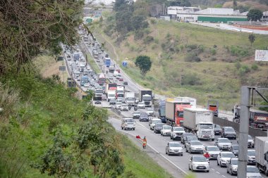 Başkan Dutra otoyolu araçlar ve kamyonlarla dolu..