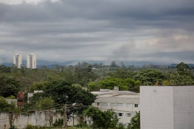 Arka planda şehirle birlikte kararmış gökyüzünün görüntüsü.