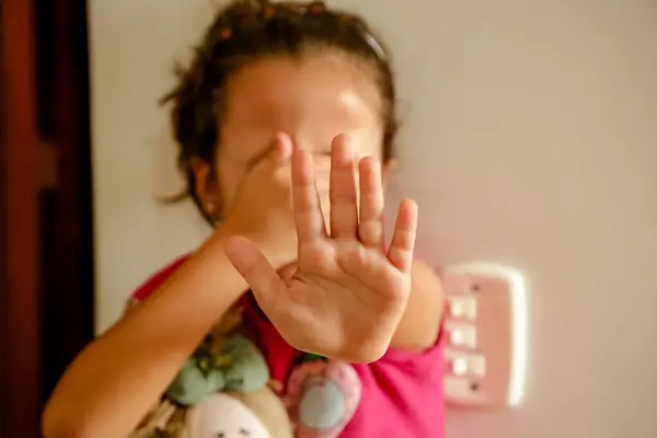 Elinde PARE yazılı Sessiz Çocuk İstismarı ve İstismarı. 