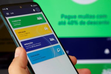 Cep telefonu ekranındaki bulanık arkaplan üzerindeki dijital trafik kartı.