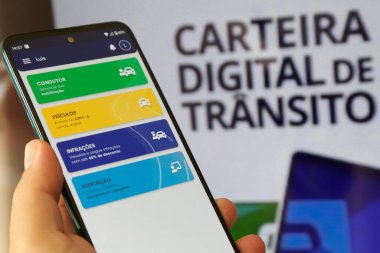 Cep telefonu ekranındaki bulanık arkaplan üzerindeki dijital trafik kartı.