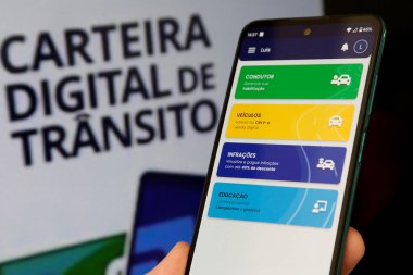 Cep telefonu ekranındaki bulanık arkaplan üzerindeki dijital trafik kartı.