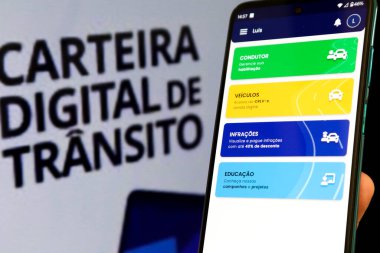 Cep telefonu ekranındaki bulanık arkaplan üzerindeki dijital trafik kartı.