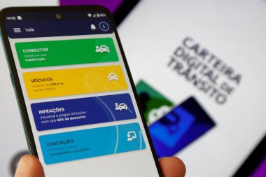 Cep telefonu ekranındaki bulanık arkaplan üzerindeki dijital trafik kartı.