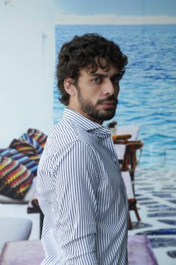 Erkek Fotografik Model Biçimleri Dinamik Pozisyonlara ve Eğilim Ayarlama Çıktılarına Dönüştürülüyor.