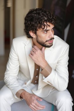 Erkek Fotografik Model Biçimleri Dinamik Pozisyonlara ve Eğilim Ayarlama Çıktılarına Dönüştürülüyor.