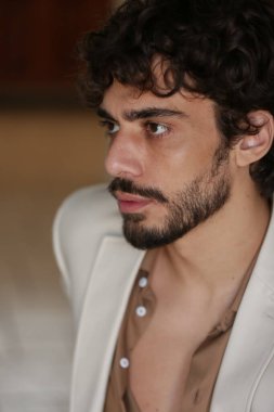 Erkek Fotografik Model Biçimleri Dinamik Pozisyonlara ve Eğilim Ayarlama Çıktılarına Dönüştürülüyor.