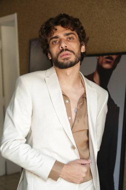 Erkek Fotografik Model Biçimleri Dinamik Pozisyonlara ve Eğilim Ayarlama Çıktılarına Dönüştürülüyor.