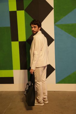 Erkek Fotografik Model Biçimleri Dinamik Pozisyonlara ve Eğilim Ayarlama Çıktılarına Dönüştürülüyor.