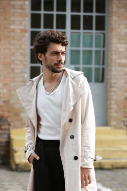Erkek Fotografik Model Biçimleri Dinamik Pozisyonlara ve Eğilim Ayarlama Çıktılarına Dönüştürülüyor.