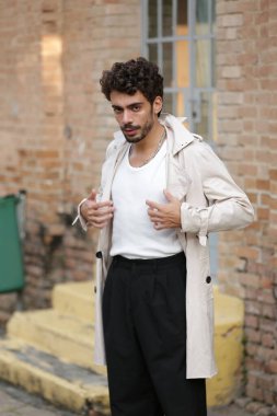Erkek Fotografik Model Biçimleri Dinamik Pozisyonlara ve Eğilim Ayarlama Çıktılarına Dönüştürülüyor.