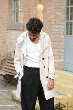 Erkek Fotografik Model Biçimleri Dinamik Pozisyonlara ve Eğilim Ayarlama Çıktılarına Dönüştürülüyor.