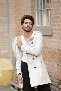 Erkek Fotografik Model Biçimleri Dinamik Pozisyonlara ve Eğilim Ayarlama Çıktılarına Dönüştürülüyor.