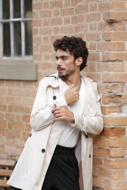 Erkek Fotografik Model Biçimleri Dinamik Pozisyonlara ve Eğilim Ayarlama Çıktılarına Dönüştürülüyor.