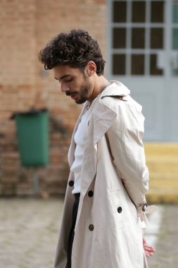 Erkek Fotografik Model Biçimleri Dinamik Pozisyonlara ve Eğilim Ayarlama Çıktılarına Dönüştürülüyor.