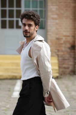 Erkek Fotografik Model Biçimleri Dinamik Pozisyonlara ve Eğilim Ayarlama Çıktılarına Dönüştürülüyor.