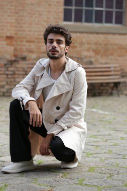 Erkek Fotografik Model Biçimleri Dinamik Pozisyonlara ve Eğilim Ayarlama Çıktılarına Dönüştürülüyor.