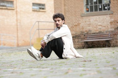 Erkek Fotografik Model Biçimleri Dinamik Pozisyonlara ve Eğilim Ayarlama Çıktılarına Dönüştürülüyor.