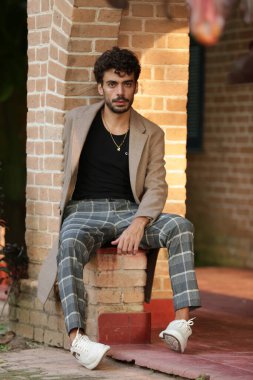 Erkek Fotografik Model Biçimleri Dinamik Pozisyonlara ve Eğilim Ayarlama Çıktılarına Dönüştürülüyor.