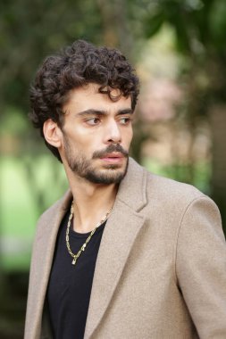 Erkek Fotografik Model Biçimleri Dinamik Pozisyonlara ve Eğilim Ayarlama Çıktılarına Dönüştürülüyor.