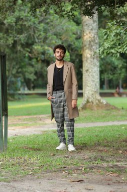 Erkek Fotografik Model Biçimleri Dinamik Pozisyonlara ve Eğilim Ayarlama Çıktılarına Dönüştürülüyor.