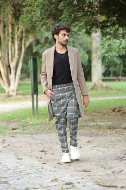 Erkek Fotografik Model Biçimleri Dinamik Pozisyonlara ve Eğilim Ayarlama Çıktılarına Dönüştürülüyor.