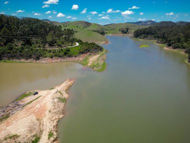 Barajın ve otobanın üstünden yüksek köprüler ve güzel mavi gökyüzü ile çevrili doğa manzarası.