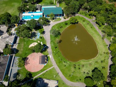 Doğada açık kanalizasyon ile çevre tüm bitkisel alanlardan görünür..